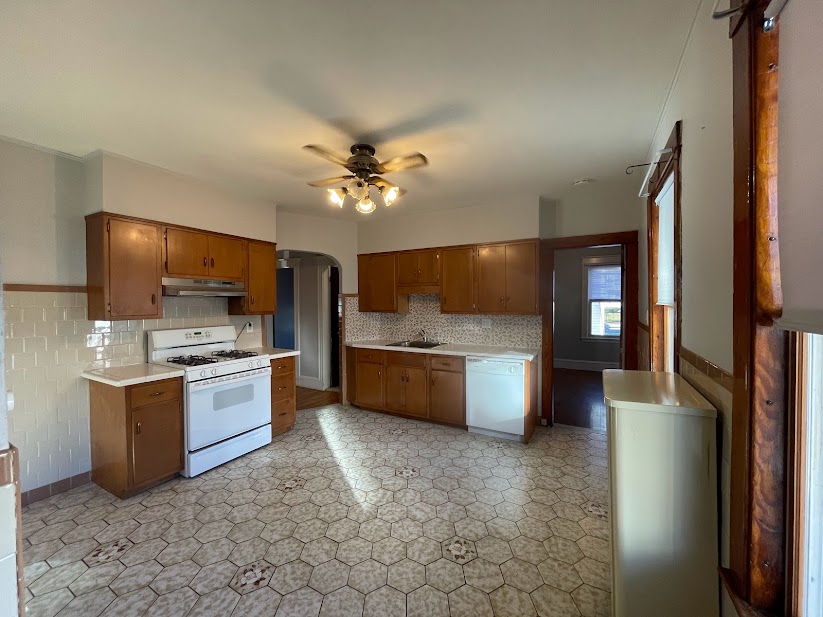 3 bed, 1 bath apartment for rent at 8 Hallet Unit 1, Dorchester — photo 10 of 27