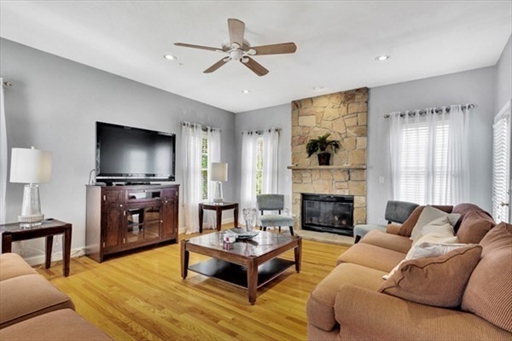 32 Penniman Cir, Stoughton