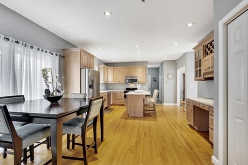 32 Penniman Cir, Stoughton