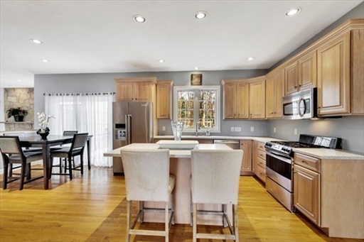 32 Penniman Cir, Stoughton