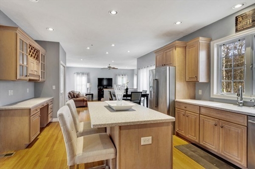 32 Penniman Cir, Stoughton