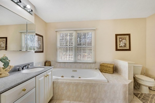 32 Penniman Cir, Stoughton