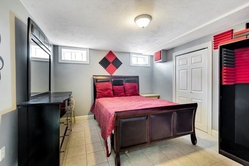 32 Penniman Cir, Stoughton