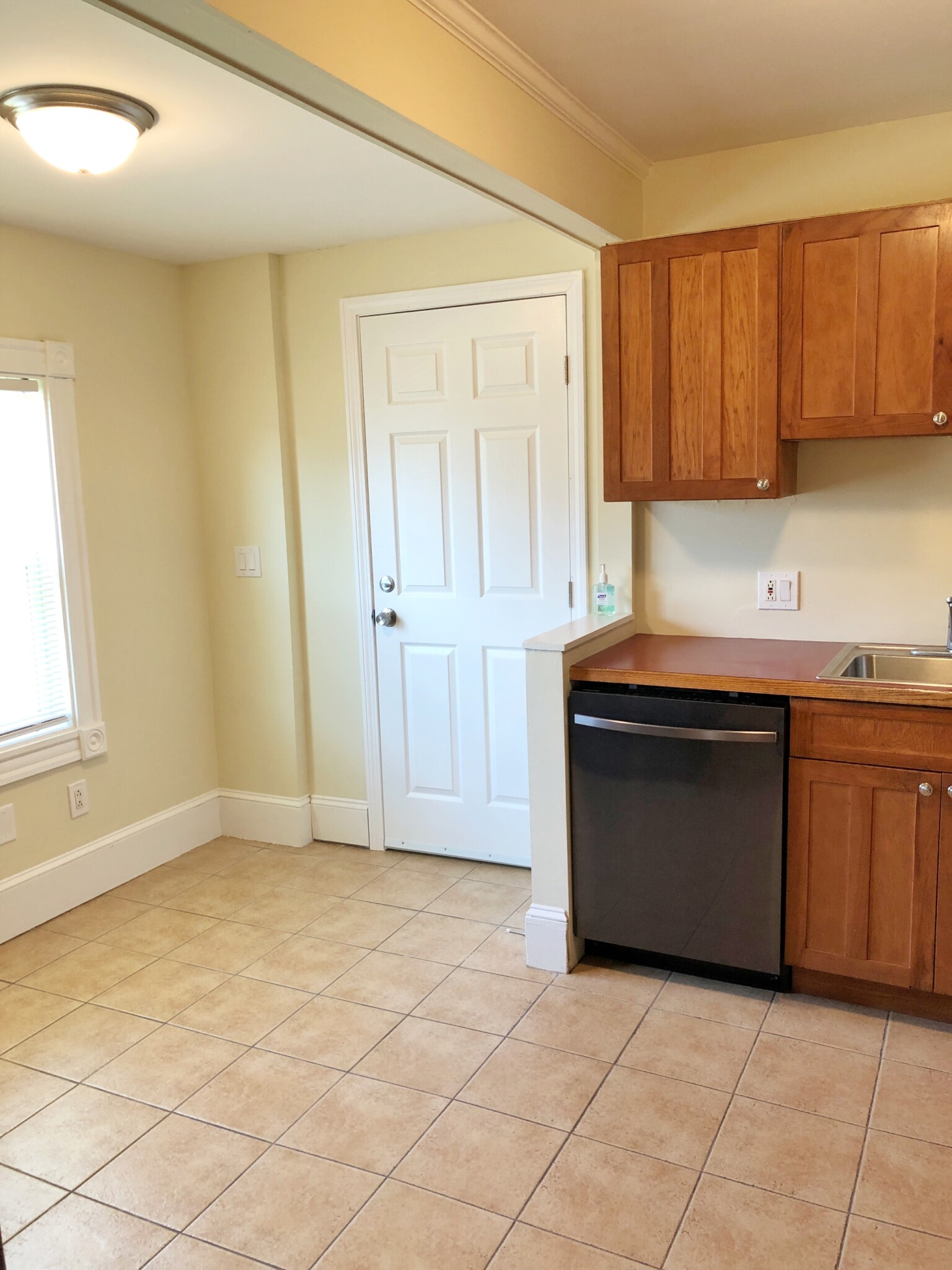 1 bed, 1 bath apartment for rent at 4 Riverside Sq Unit B, Hyde Park — photo 5 of 24