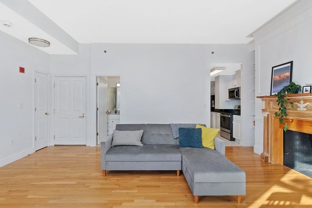 1 bed, 1 bath apartment for rent at 10 Charlesgate Unit 202, Back Bay — photo 2 of 16