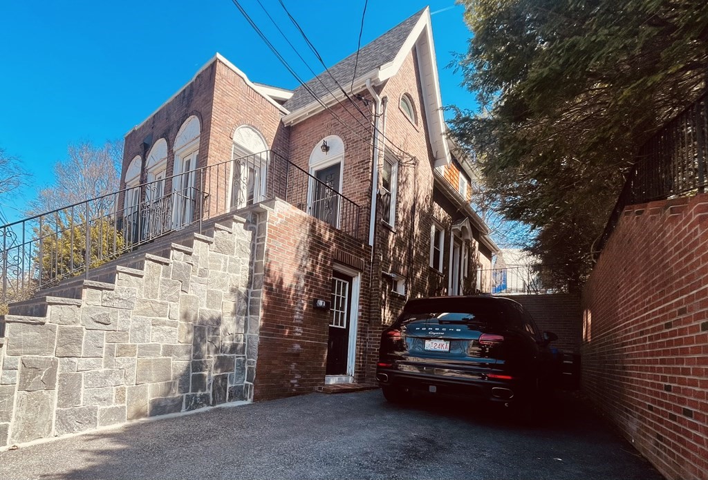 5 bed, 4+ bath apartment for rent at 28 Wolcott Rd Unit 28, Chestnut Hill — photo 1 of 24