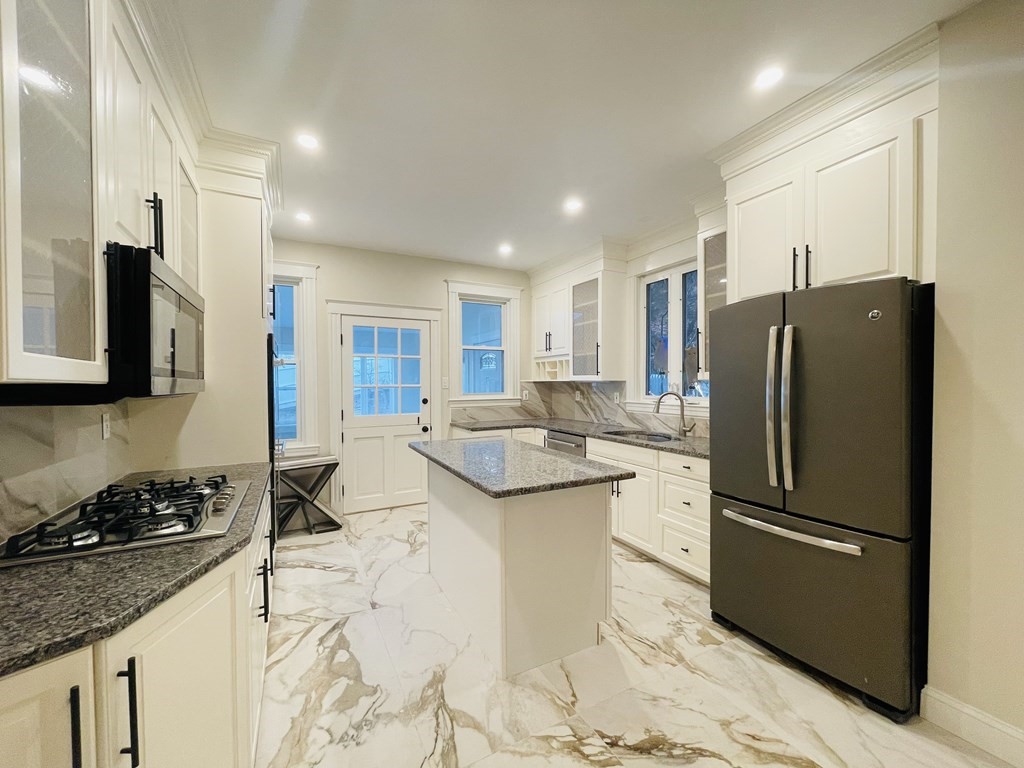 5 bed, 4+ bath apartment for rent at 28 Wolcott Rd Unit 28, Chestnut Hill — photo 2 of 24