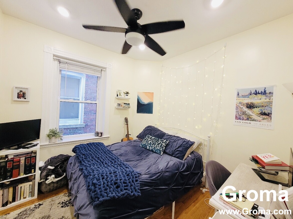 7 Mark St, Jamaica Plain