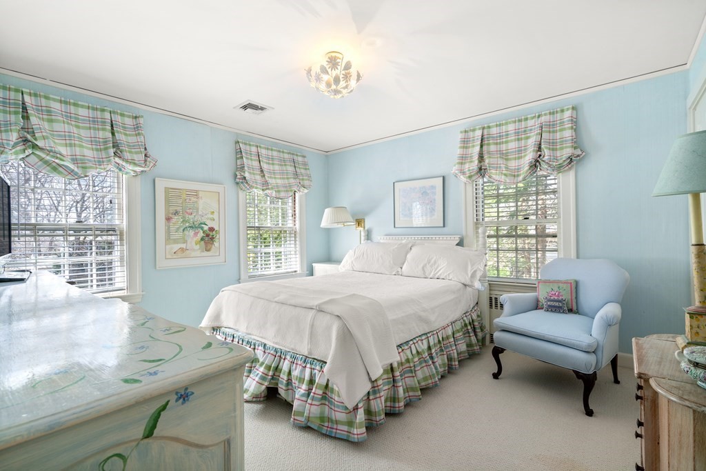 124 Rangeley Rd, Chestnut Hill