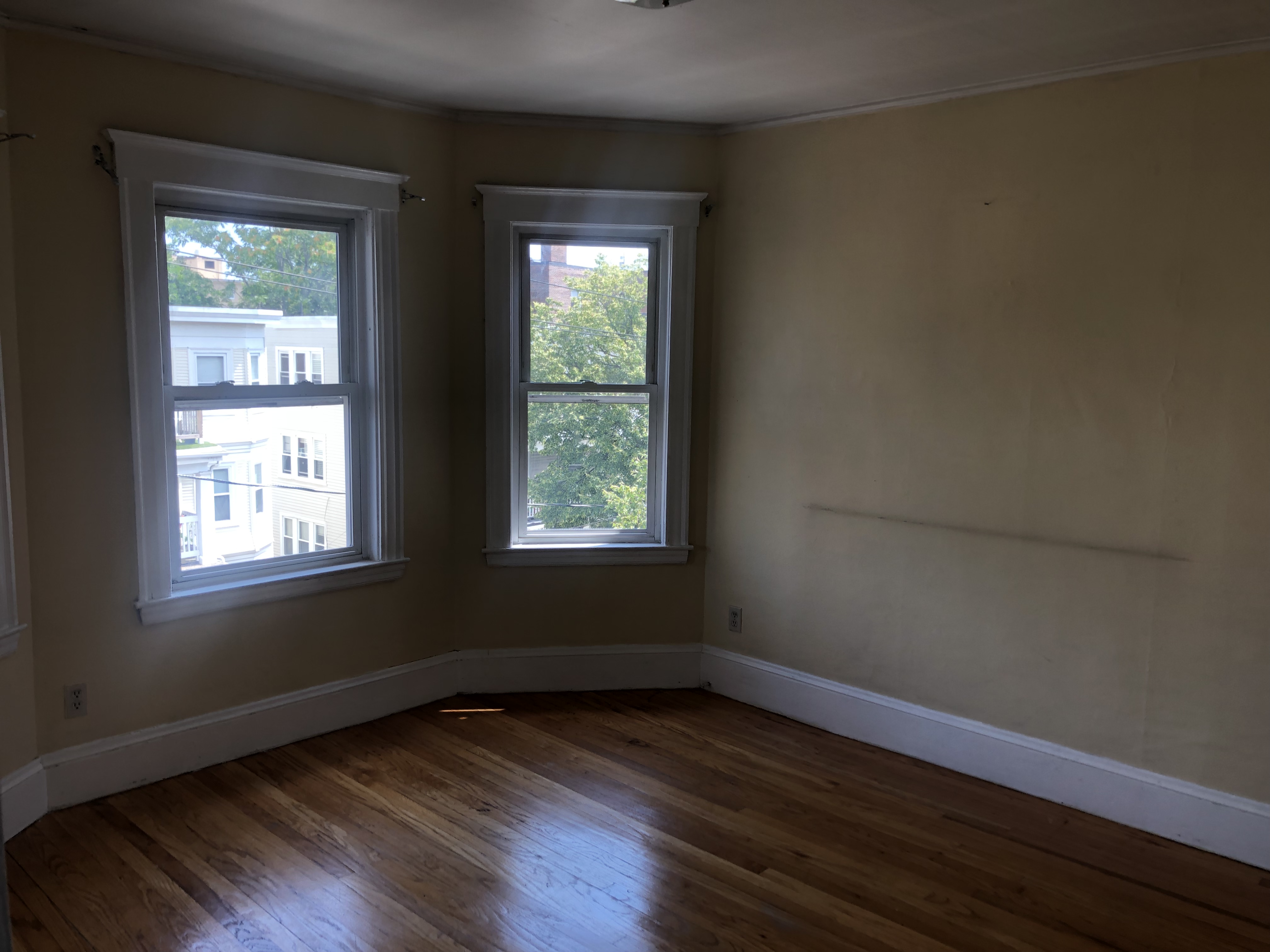 4 bed, 1 bath apartment for rent at 28 Claymoss Rd Unit 3, Brighton — photo 3 of 14