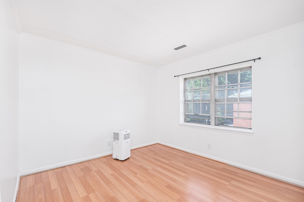 210 Lake Shore Rd, Oak Square