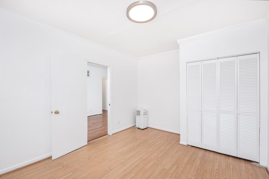 210 Lake Shore Rd, Oak Square