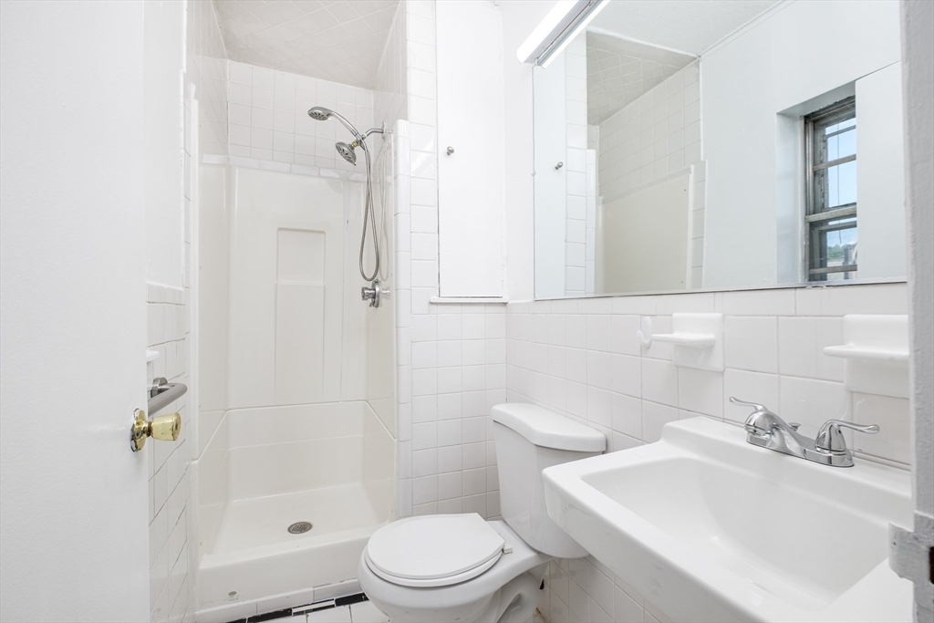 210 Lake Shore Rd, Oak Square