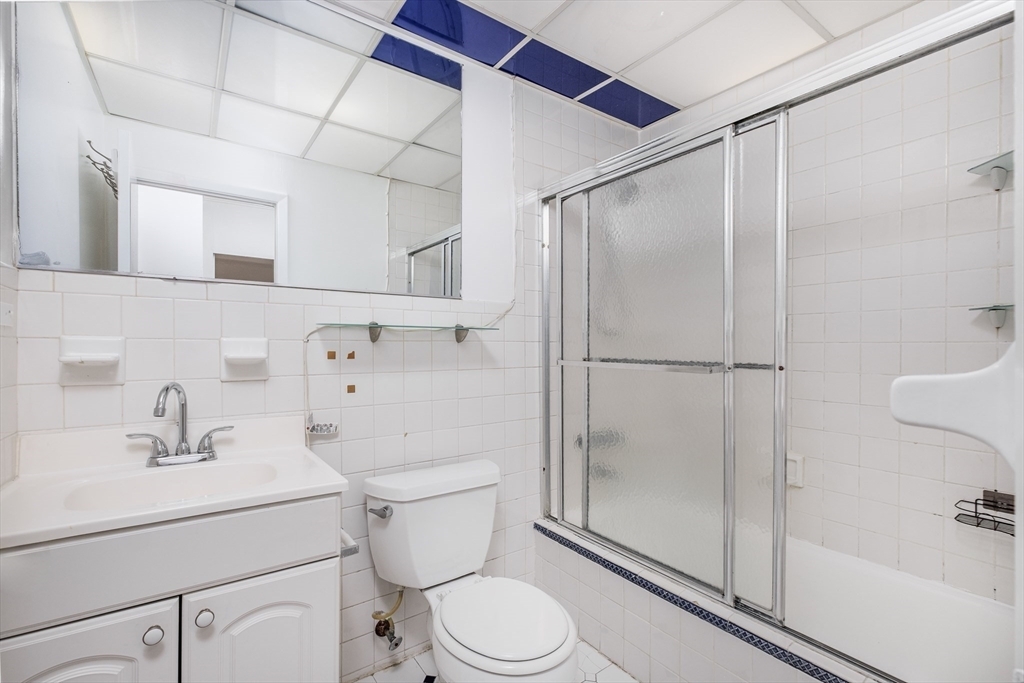 210 Lake Shore Rd, Oak Square