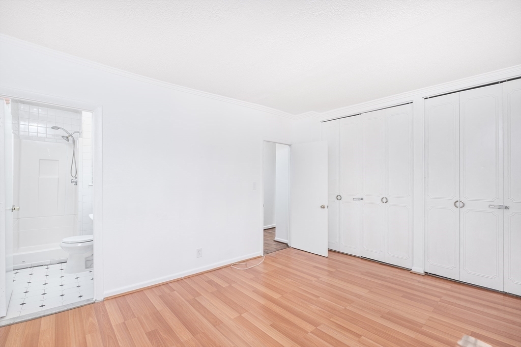 210 Lake Shore Rd, Oak Square