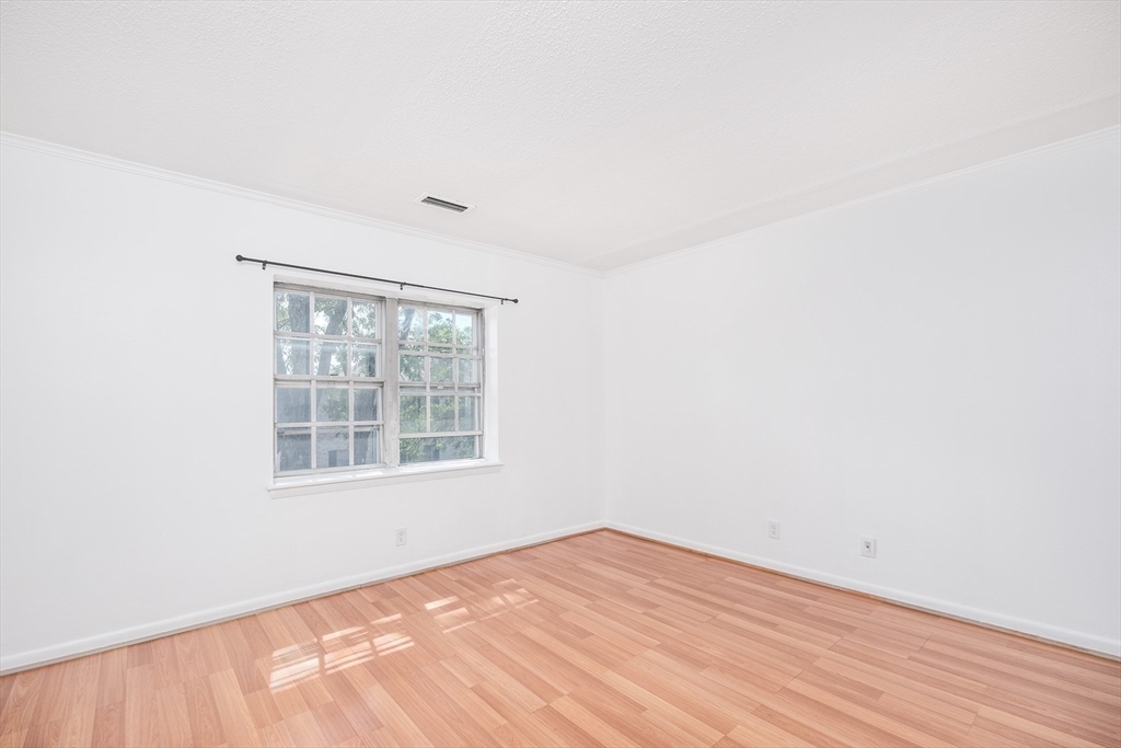 210 Lake Shore Rd, Oak Square