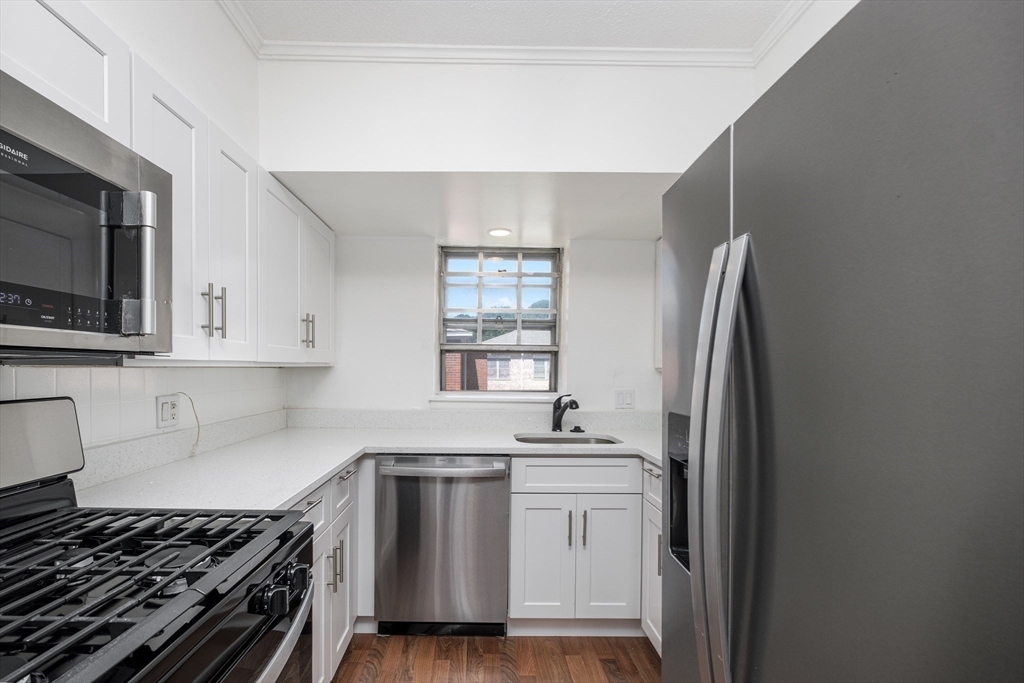 210 Lake Shore Rd, Oak Square