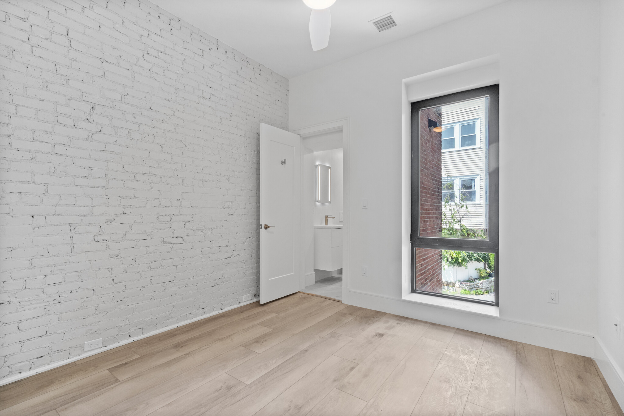 1578 Beacon St, Washington Square