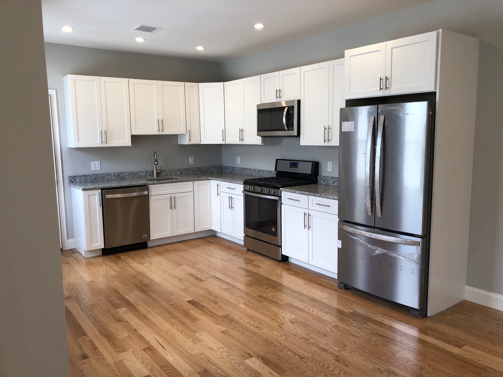 4 bed, 1 bath apartment for rent at 226 228 Fellsway West Unit 1, Medford — photo 2 of 29