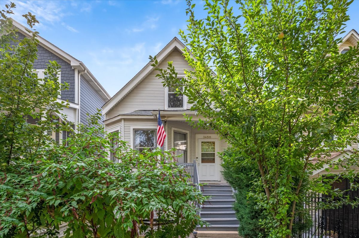 3450 North Hamlin Ave., Chicago, IL - 3,900 USD/ month