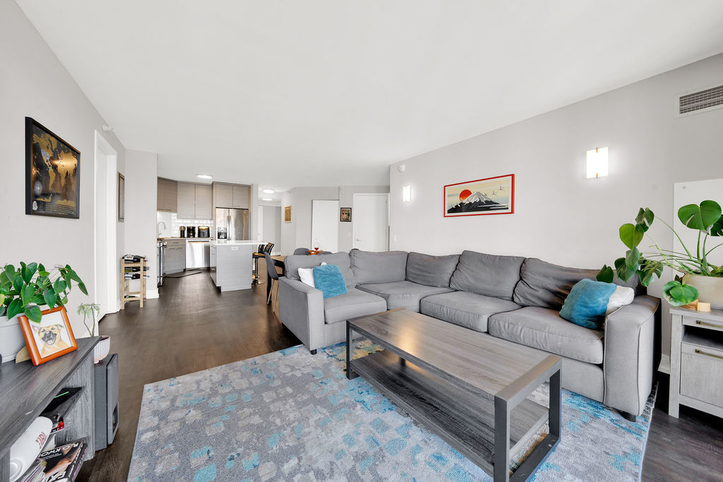 545 North Dearborn St., Chicago, IL - 4,000 USD/ month