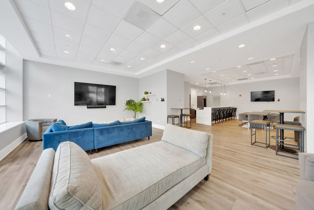 545 North Dearborn St., Chicago, IL - 3,750 USD/ month