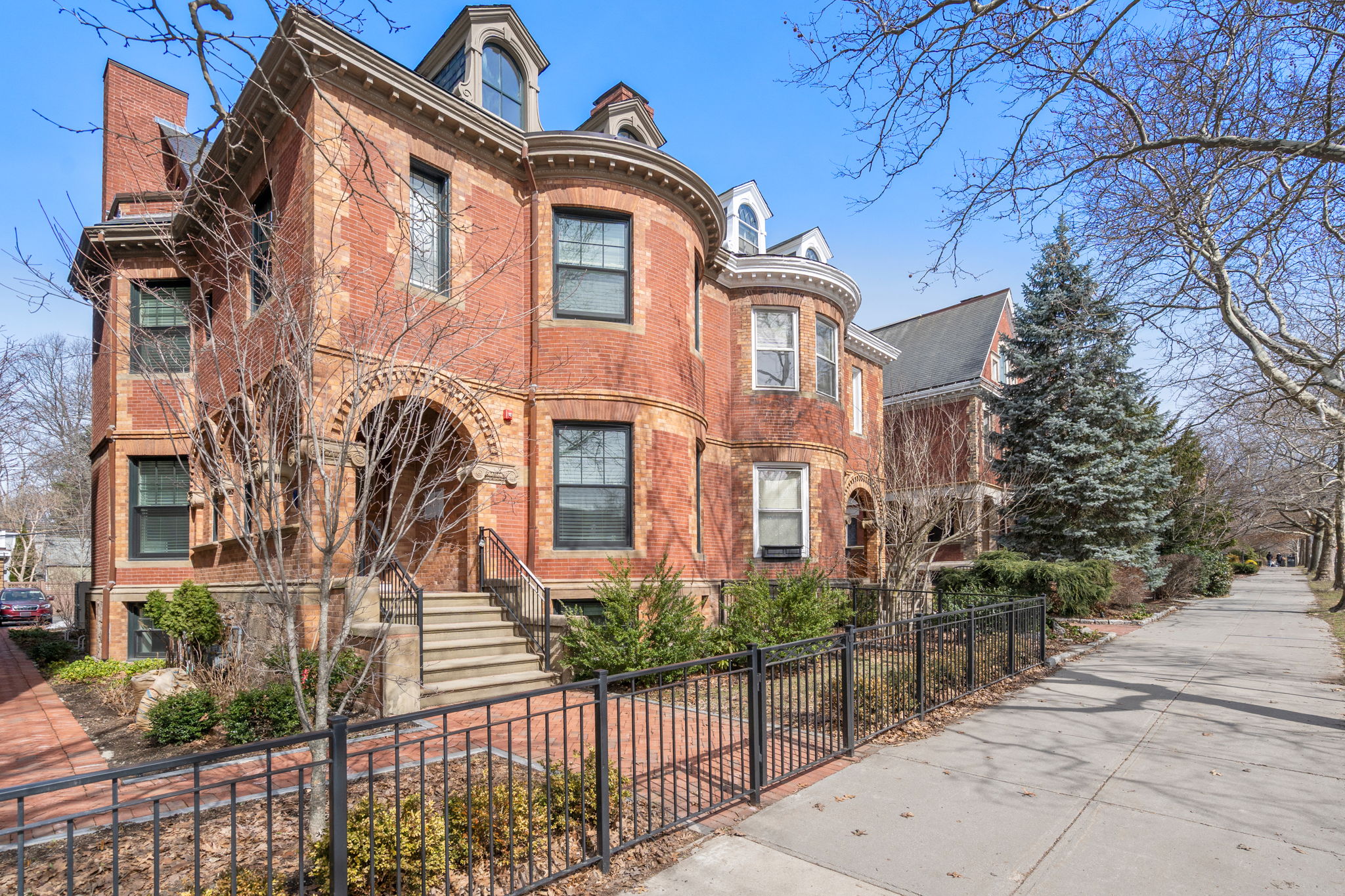 1762 Beacon St. — Beaconsfield