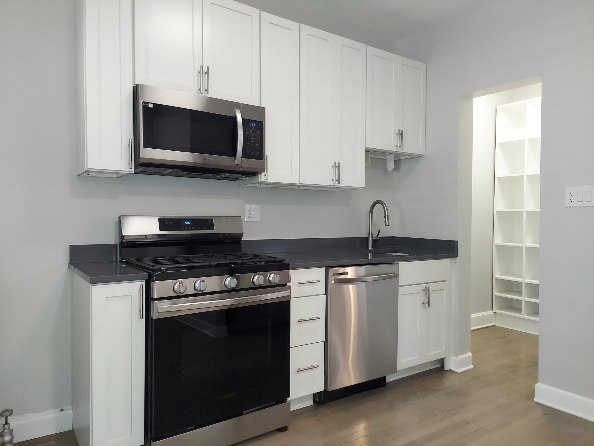 1452 West Winnemac, Chicago, IL - 3,295 USD/ month