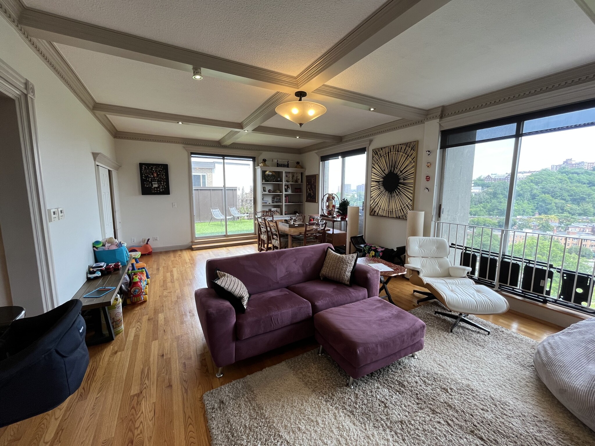 33 Pond Ave, Longwood