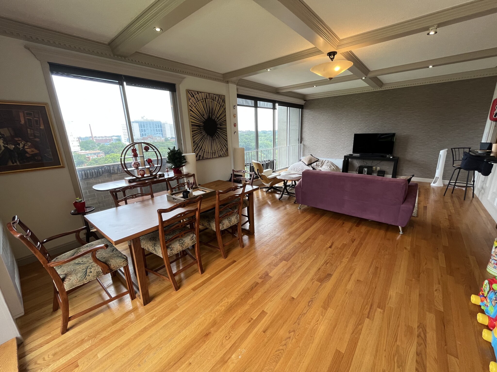 33 Pond Ave, Longwood