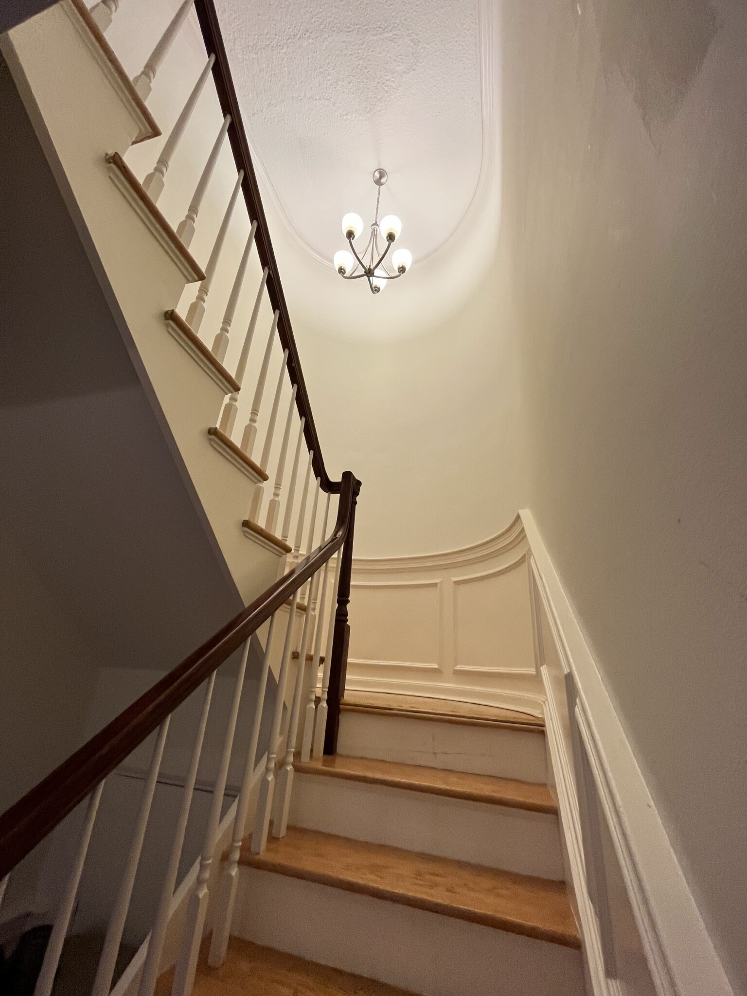 33 Pond Ave, Longwood