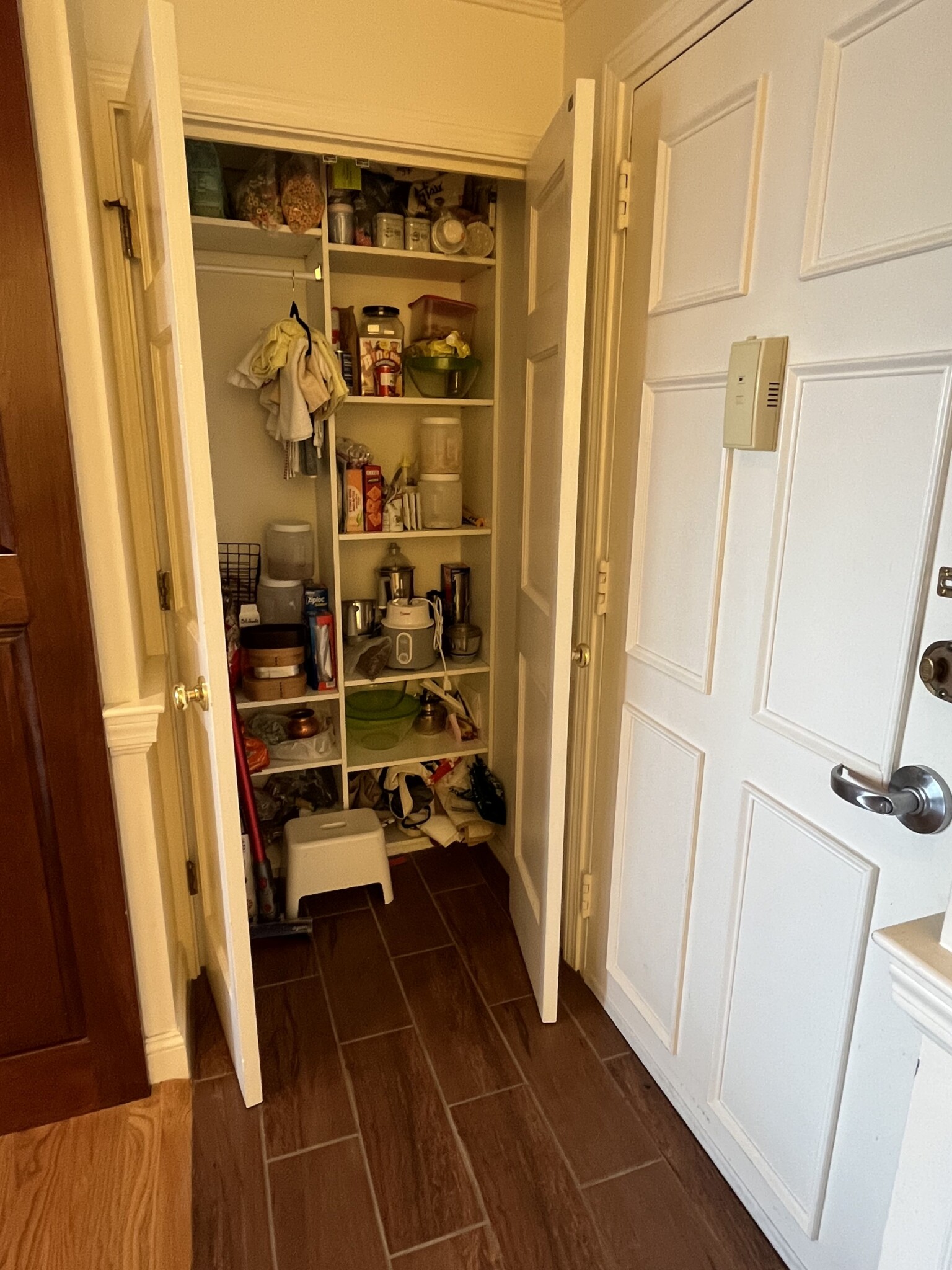 33 Pond Ave, Longwood