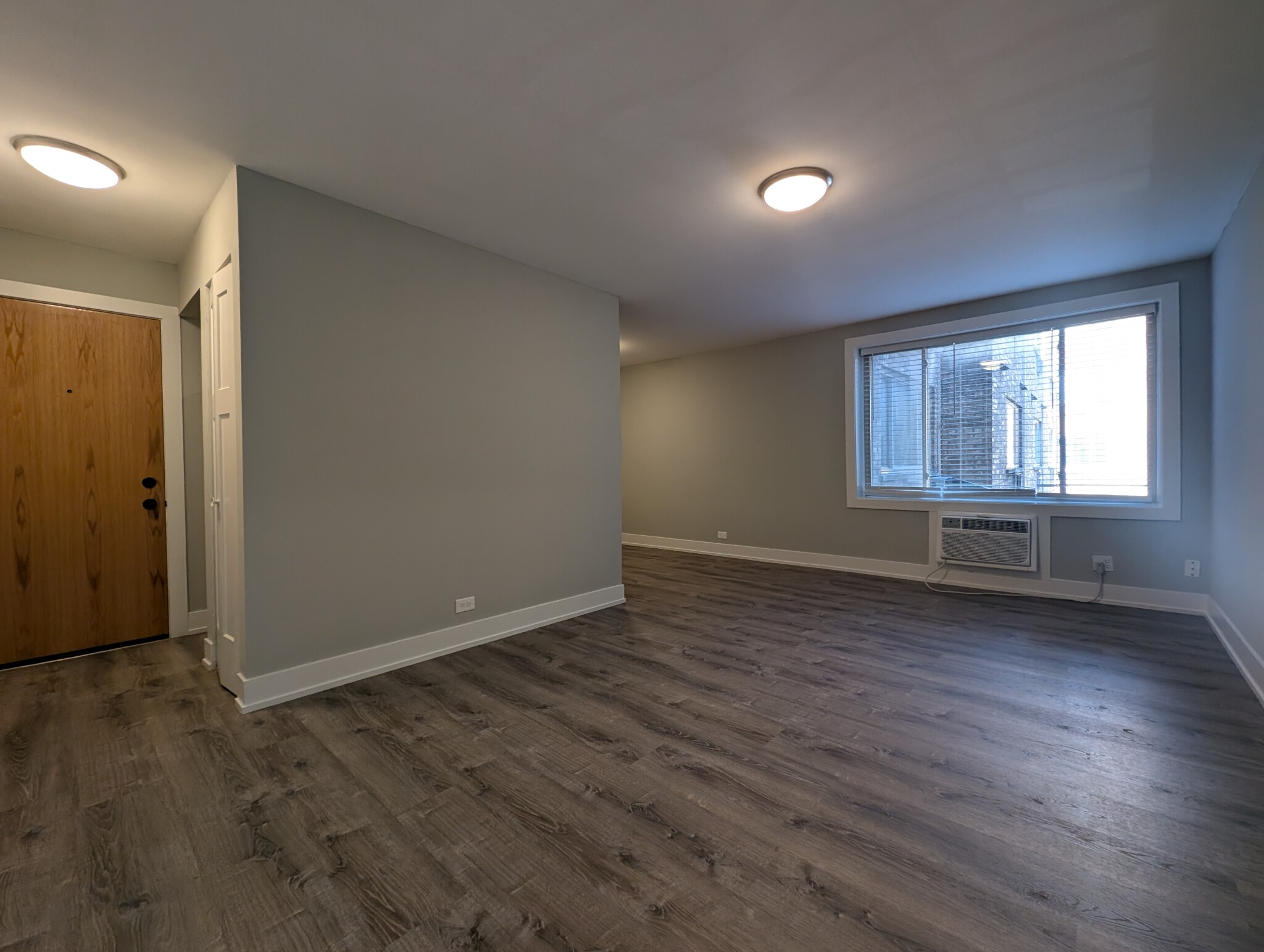 530 West SURF, Chicago, IL - 2,250 USD/ month