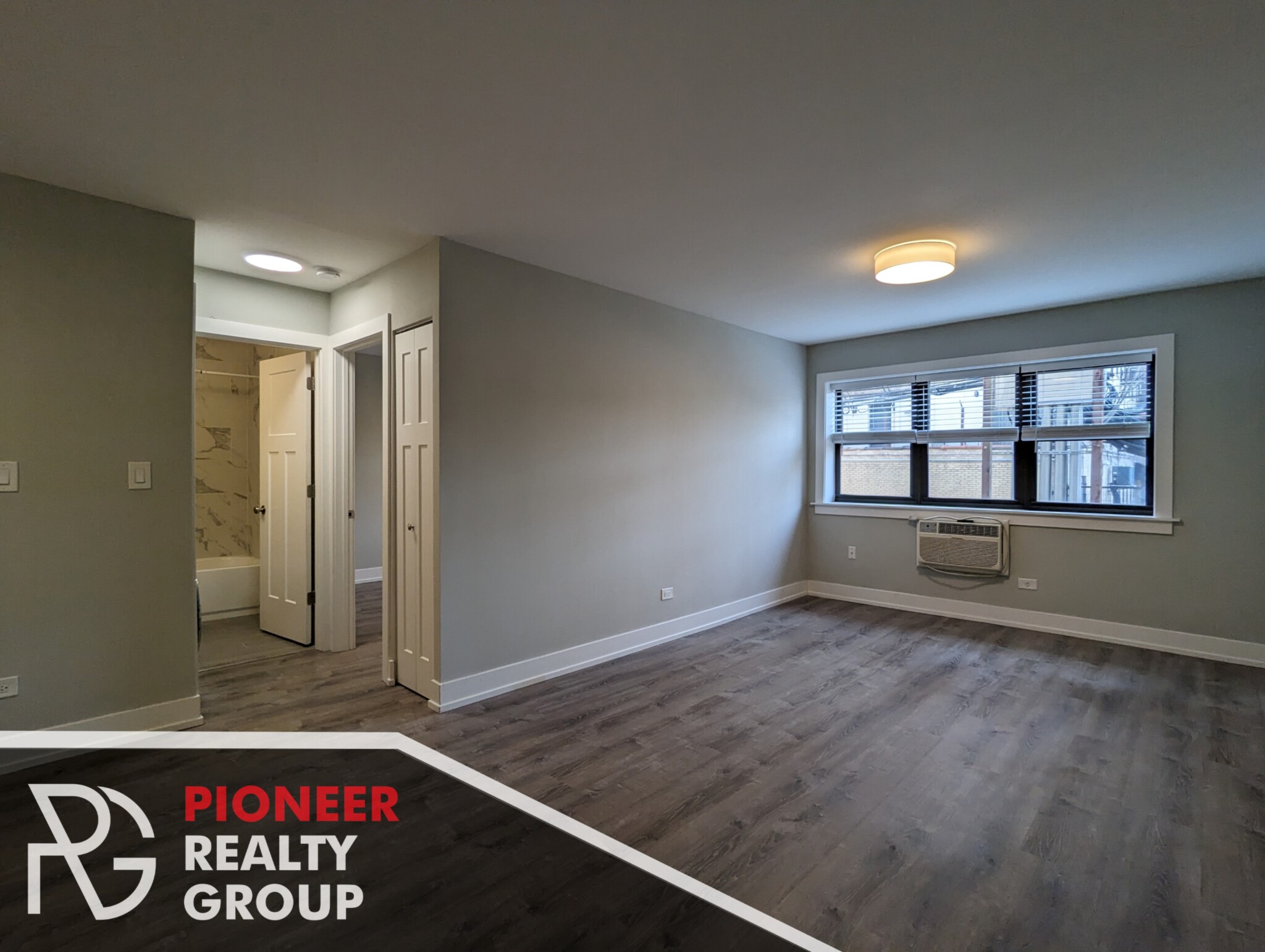 445 West BARRY, Chicago, IL - 2,395 USD/ month