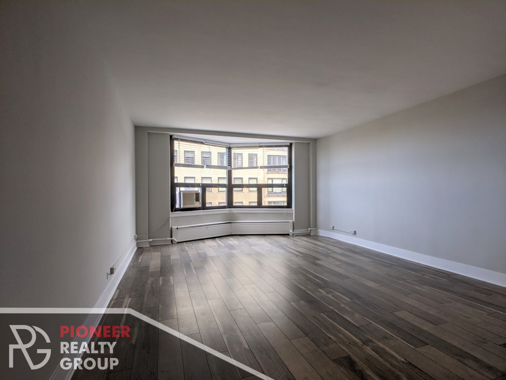 445 West WELLINGTON, Chicago, IL - 2,295 USD/ month