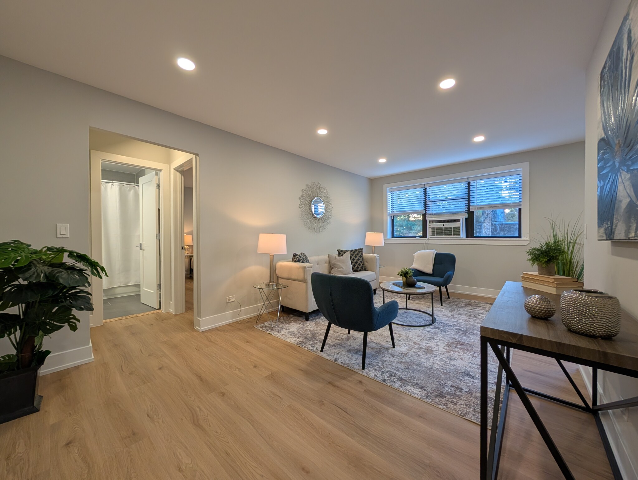 530 West ALDINE, Chicago, IL - 2,395 USD/ month