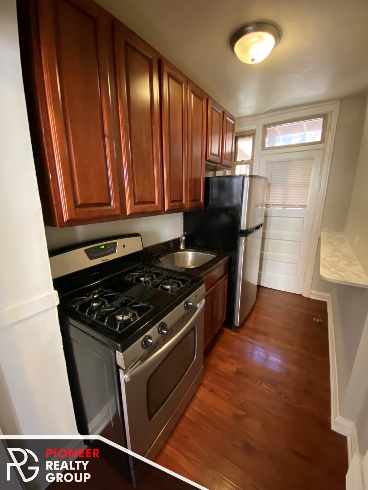 540 West SURF, Chicago, IL - 2,195 USD/ month