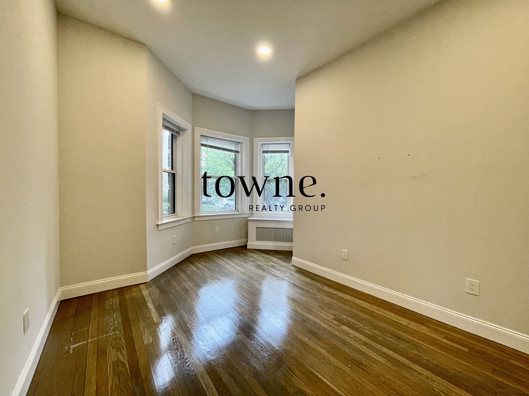 102 Queensberry St, Fenway