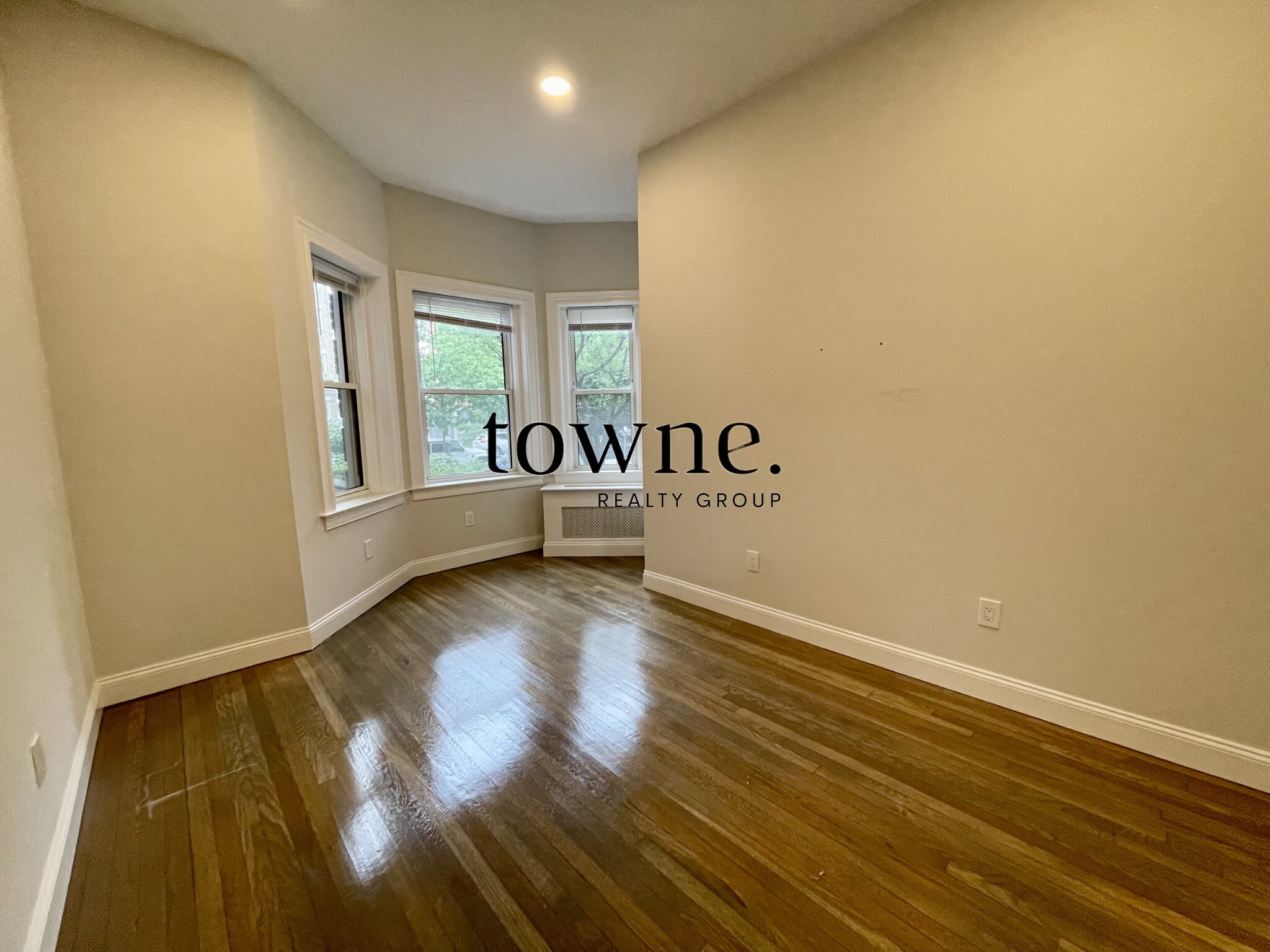 102 Queensberry St, Fenway