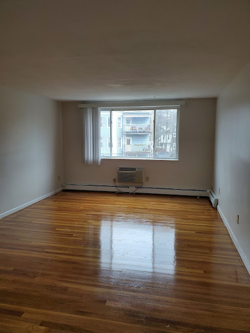 572 Cummins Hwy, Mattapan