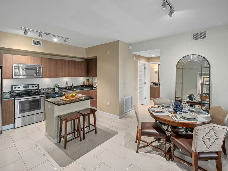499 NW 98th Ct. - 2,050USD / month