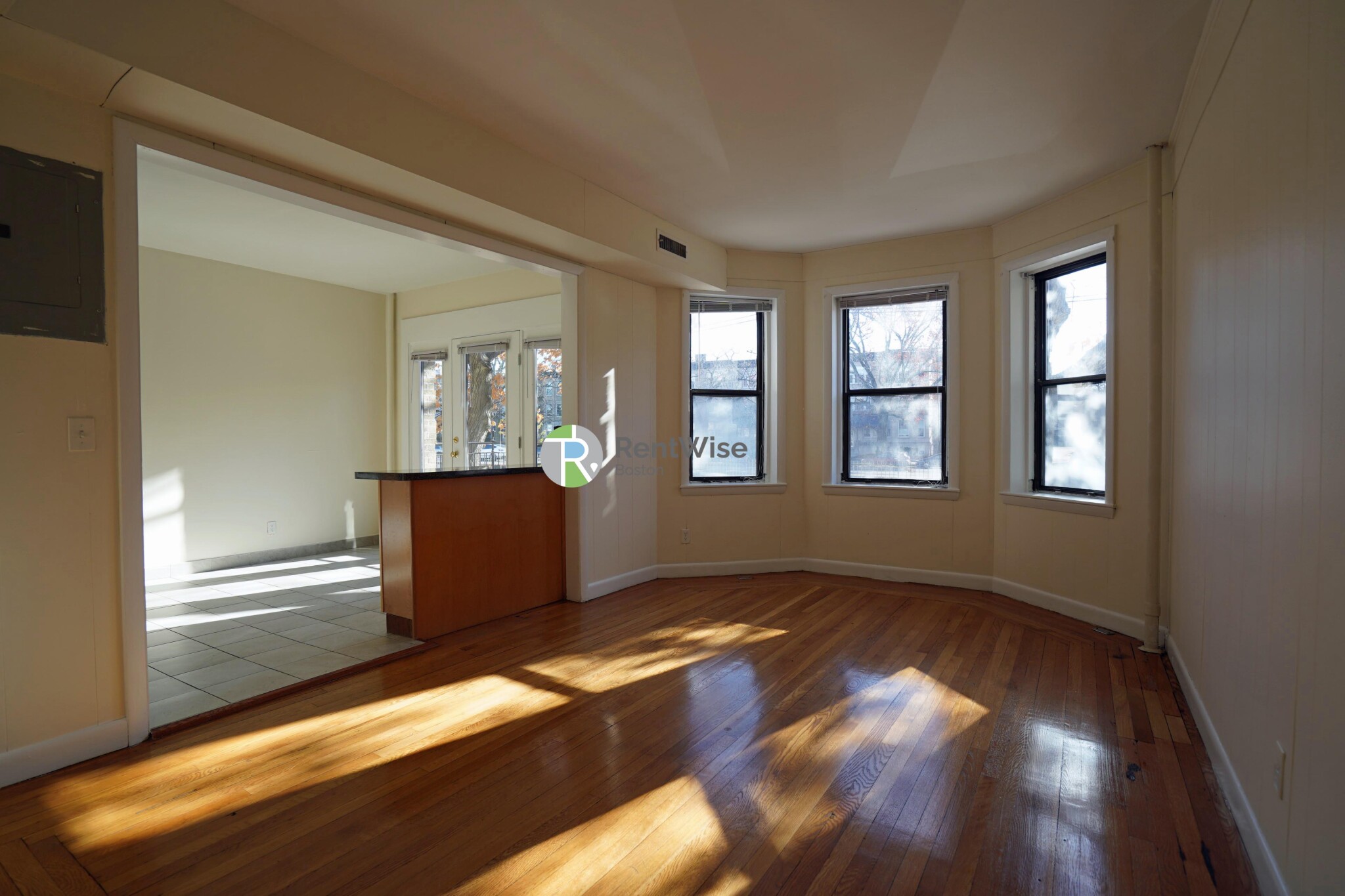 1137 Commonwealth Ave. - 3,300USD / month