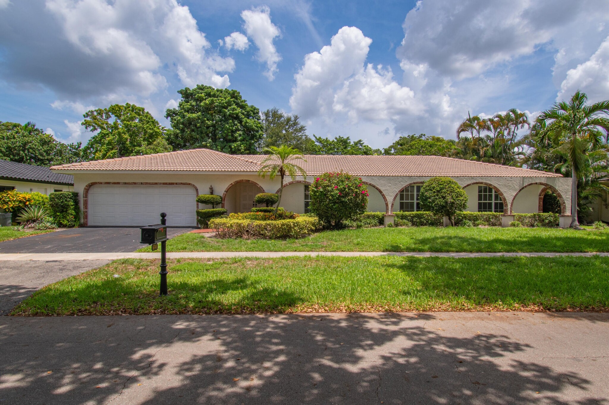 6749 South Grande Dr. - 7,500USD / month