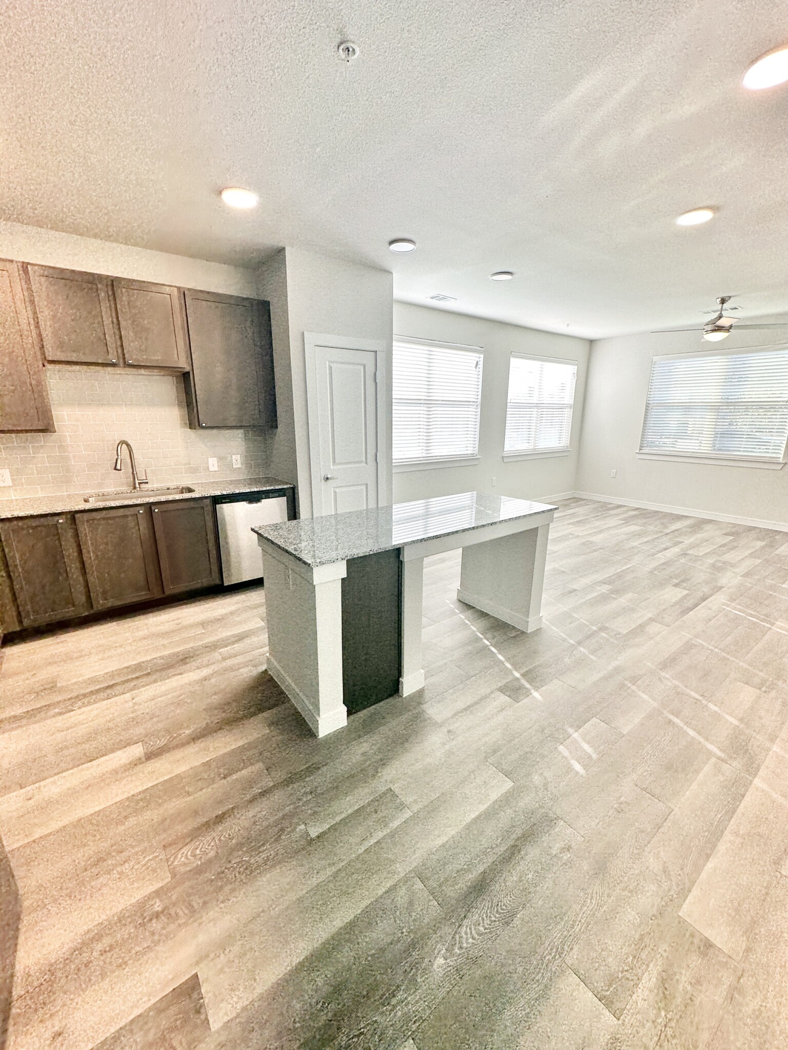 3001 NE Inner Loop - 933USD / month