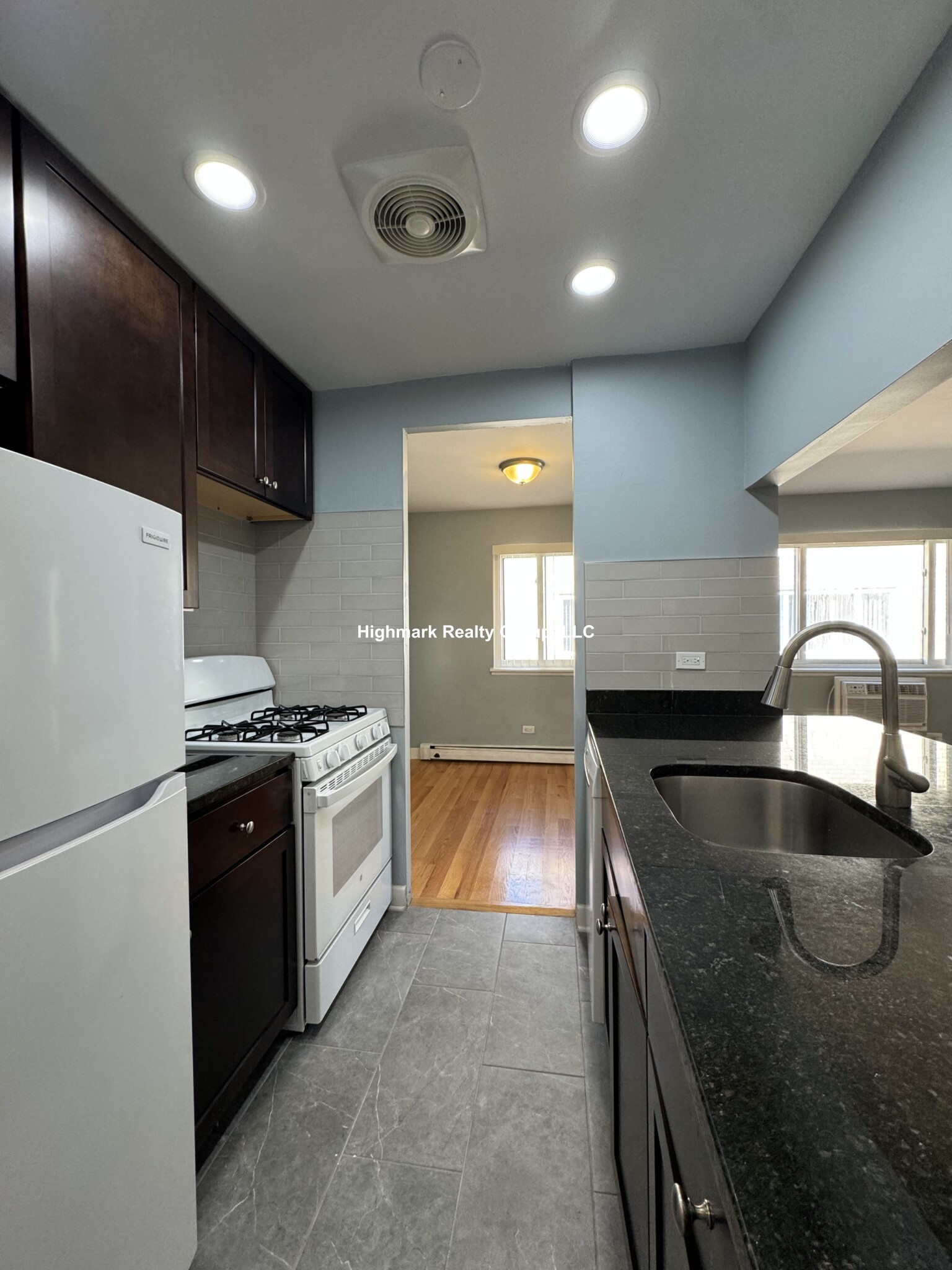 663 West Grace St., Chicago, IL - 1,800 USD/ month