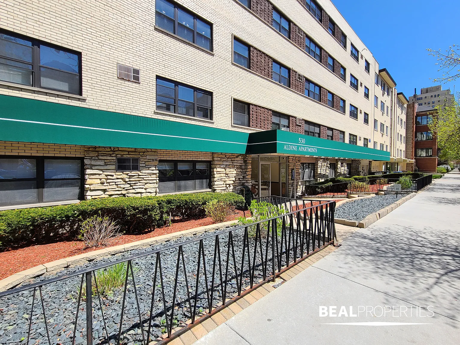 530 West Aldine Ave., Chicago, IL - 2,395 USD/ month