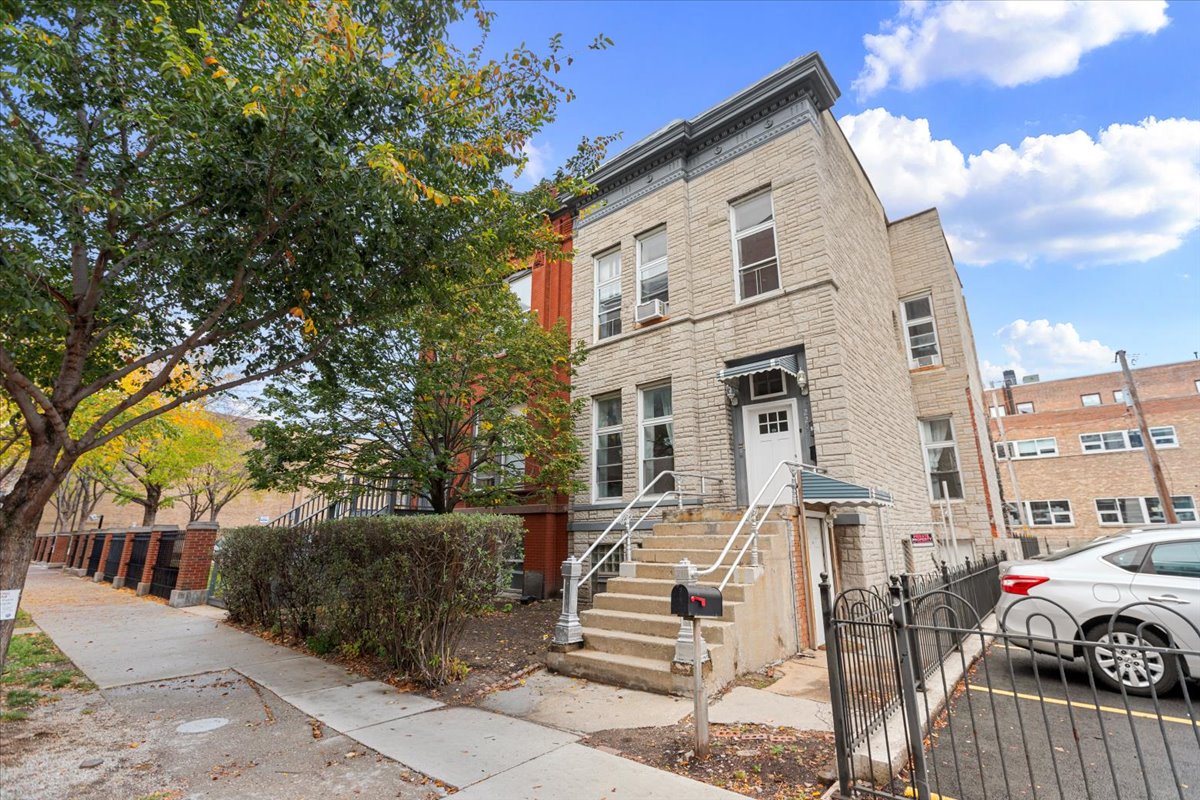 229 South Racine Ave., Chicago, IL - 2,995 USD/ month