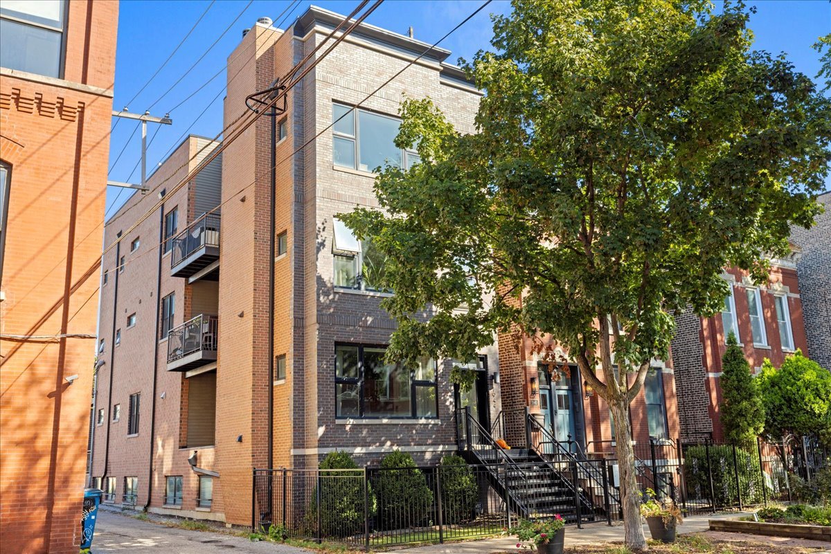 1944 West Thomas St., Chicago, IL - 3,595 USD/ month