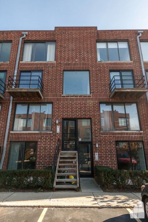 954 West Grace St., Chicago, IL - 2,495 USD/ month