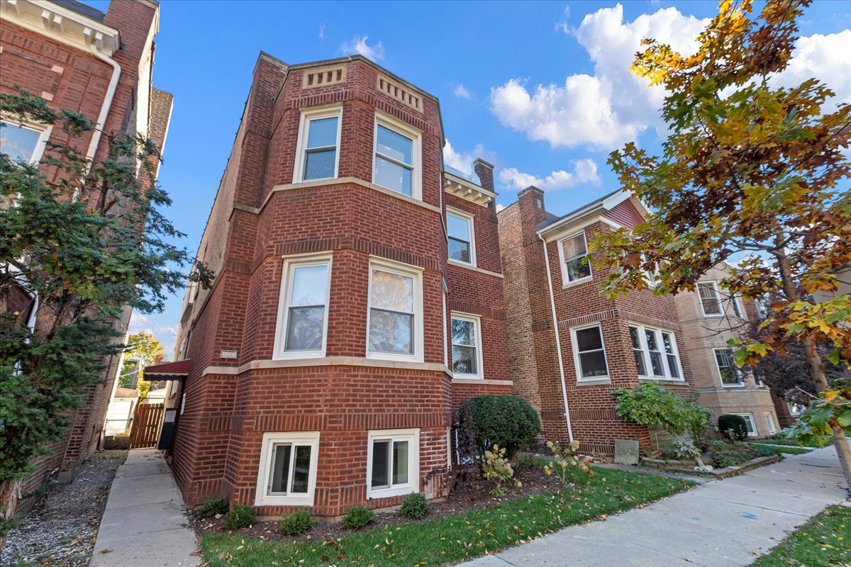 2221 West Winnemac Ave., Chicago, IL - 2,095 USD/ month